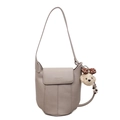 Sac seau chic en cuir grainé gris avec charm de chien mignon sur fond blanc immaculé - Avec Pendentif / Kaki
