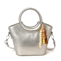 Sac seau rétro argenté avec poignée anneau et breloque en perles de bois - Argenté