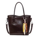 Sac seau brillant marron foncé avec gaufrage mode et breloque à pampilles perlées - Marron