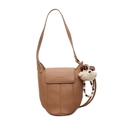 Braune Schultertasche aus Leder mit Litschi-Struktur und einem plüschigen Bärenanhänger - Braun