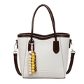 Sac seau beige avec poignées marron et élégante breloque en perles décorative - Blanc