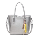 Sac seau argenté métallisé avec poignée supérieure et accessoire en perles de bois - Argent