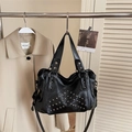 Bolso tote negro con tachuelas plateadas y correa desmontable en entorno interior - Negro