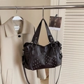 Bolso tote marrón oscuro de piel sintética con remaches metálicos y correa ajustable - Marrón