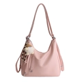 Sac hobo rose en cuir mat avec bandoulière réglable et breloque en peluche - Avec Pendentif / Rose