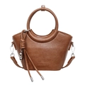 Bolso bombonera marrón de cuero sintético con asa metálica y colgante trenzado decorativo - Marrón