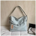Grande borsa hobo azzurra con tracolla intrecciata e ciondolo a cartone animato - Blu