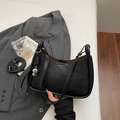 Bolso hobo de media luna negro con correa ajustable y colgante de corazón plateado - Negro