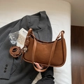Bolso de hombro media luna marrón en cuero con elegante colgante de corazón metálico - Marrón