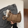Elegante bolso de hombro tipo media luna en cuero mate marrón con colgante de corazón - Camello Roble