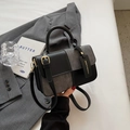 Elegante Handtasche in Schwarz-Grau-Mix aus Leder und Tweed mit verstellbarem Gurt - Groß (Mit Anhänger) / Schwarz
