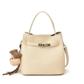 Elegante borsa a secchiello bianco crema in pelle con ciondolo a forma di orsetto - Bianco