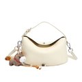 Beigefarbene Halbmond-Achseltasche mit Lychee-Ledertextur und süßem braunem Plüschpony-Anhänger - Mit Anhänger / Gebrochenes Weiß