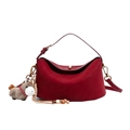 Dunkelrote Hobo-Tasche aus Litschi-Leder mit Pferdeanhänger und Perlen-Deko - Mit Anhänger / Tomatenrot