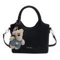 Schicke schwarze Handtasche mit Bärenanhänger und zylindrischem Griff für modebewusste Damen - Schwarz