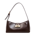 Dunkelbraune glänzende Baguette-Tasche mit goldener Metallschnalle und Schultergurt - Braun
