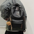 Großer schwarzer PU-Leder Rucksack mit Litschistruktur und Teddybär-Anhänger - Mit Anhänger / Schwarz
