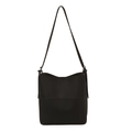 Bolso bombonera minimalista de cuero negro con detalles de costura cruzada y gran espacio - Negro
