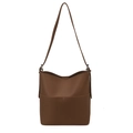 Bolso cubo marrón minimalista en cuero con textura de lichi y correa ajustable - Café