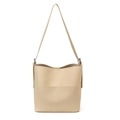 Bolso tipo cubo minimalista blanco crema para mujer con piel granulada y correa larga - Blanco