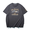 Dunkelgraues Übergrößen-T-Shirt mit Outdoor-Berg-Grafik und Kurzarm - Spacegrau
