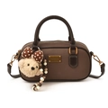 Borsa a mano Boston classica in pelle marrone scuro con ciondolo a orsetto e dettagli dorati - Con Ciondolo / Marrone