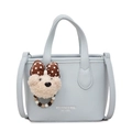 Sac seau en cuir grainé bleu clair avec poignées et un pendentif ours en peluche - Avec Pendentif / Bleu