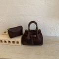 Detail der braunen Vintage-Eimertasche mit Leder-Reißverschlusstasche und runden Griffen - Kaffee ohne Anhänger