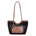 Minimalistische gewebte schwarz-braune Tote Bag mit Ledertextur und Holzperlen-Anhänger - Schwarz