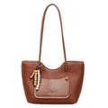 Klassische braune Leder-Tote-Tasche mit glatter Fronttasche und Perlen-Anhänger-Detail - Braun