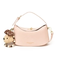 Borsa a spalla a mezzaluna in pelle rosa chiaro con ciondolo a orsetto e dettagli oro - Con Ciondolo / Rosa