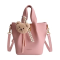 Borsa a secchiello rosa in pelle a grana con ciondolo a orsetto e chiusura dorata - Con Ciondolo / Rosa
