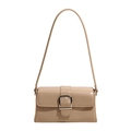 Schicke beige Schultertasche aus glänzendem Lackleder mit großer silberner Hufeisenschnalle - Khaki