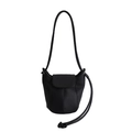 Bolso tipo cubo minimalista en cuero granulado negro con solapa y correas de hombro - Negro