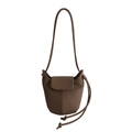 Bolso tipo cubo en cuero granulado marrón oscuro con solapa y correa delgada con nudos - Gris elefante