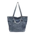 Retro gewassen denim draagtas met parelketting en strik op witte achtergrond - Blauw