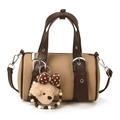 Zweifarbige Boston-Tasche in Khaki und Braun mit einem süßen Hundeanhänger - Mit Anhänger / Khaki