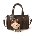 Braune Boston-Handtasche aus Kunstleder mit Bärenanhänger und Schultergurt - Mit Anhänger / Braun