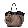 Große Shopper-Tasche aus braunem Wildleder mit schwarzem Lederbesatz und Bärenanhänger - Khaki
