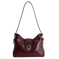 Elegante bolso de hombro cuero rojo vino con diseño en U y hebilla dorada sobre fondo blanco - Rojo