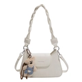 Borsa quadrata beige chic con tracolla intrecciata e ciondolo a forma di orsetto - Bianco