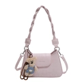 Borsa a tracolla rosa con manico intrecciato e ciondolo a forma di orsetto - Rosa