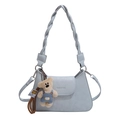 Borsa a tracolla quadrata azzurra con manico intrecciato e ciondolo orsetto di peluche - Blu