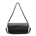 Detalle de bolso en cuero negro con logo metálico dorado y correa de cadena trenzada - Negro