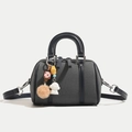 Bolso Boston gris con adornos de cuero negro y un lindo colgante de perro - Azul Marino