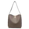 Schicke taupefarbene Eimer-Tasche aus Leder mit goldenem Drehverschluss und Schultergurt - Grau