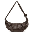 Bolso media luna retro de cuero brillante marrón café con pliegues y nudo en el hombro - café