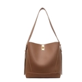 Schicke braune Bucket Bag aus Leder mit Lychee-Muster, goldenem Drehverschluss und langem Gurt - Braun