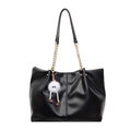 Schwarze Leder-Shopper-Tasche mit Goldkette und süßem weißem Plüsch-Monster-Anhänger - Mit Anhänger / Schwarz