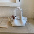 Détail du sac seau blanc plissé avec boucle métallique et pendentif ours en peluche doux - Blanc avec pendentif